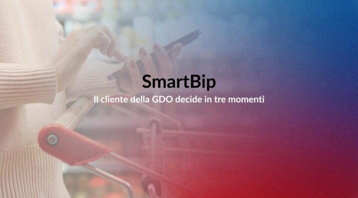 Persona con lo smartphone in mano mentre fa la spesa al supermercato
