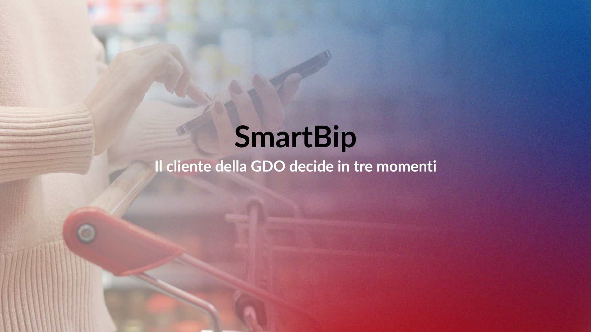 Persona con lo smartphone in mano mentre fa la spesa al supermercato